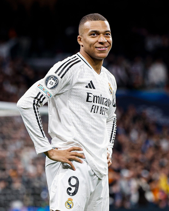 气得双手握拳！（怒得握紧拳头！）