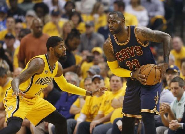 梅西职业生涯获得13座联赛冠军：西甲10冠、法甲2冠、美职联1冠（梅西生涯联赛13冠：西甲10冠、法甲2冠、美职联1冠）