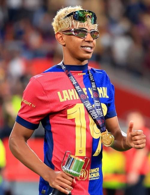 半场战报：科隆0-0圣保利（半场快讯：科隆与圣保利战成0-0）