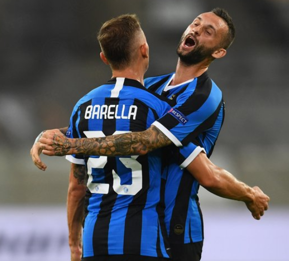 为何亲斯内德？穆帅：斯内德给了我三冠王，那是最棒的一年（穆帅谈为何偏爱斯内德：他助我夺三冠，这是我执教生涯最佳一年）