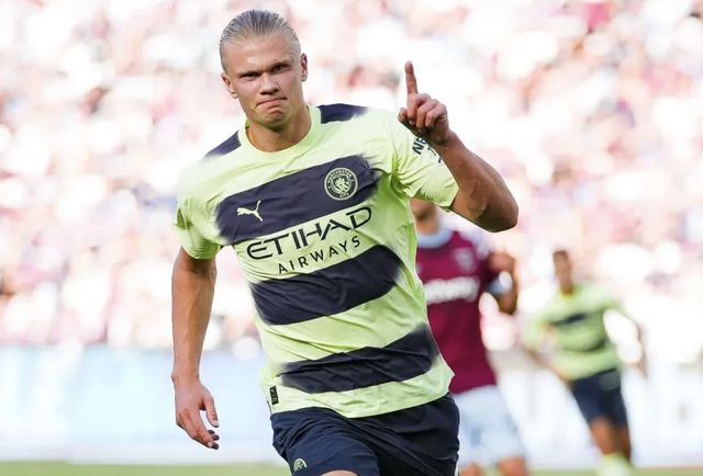 雨一直下！库里外线开炮再中三分率队夺回领先 本场三分已15中10（雨没停！库里外线再轰三分助队重夺领先，本场三分15投10中）