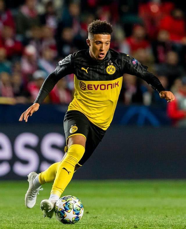 邮报：埃德森在土超遭水杯“轰炸”，欲将水杯踢回看台表不满（邮报：土超赛场遭水杯袭扰，埃德森欲踢回看台以示不满）