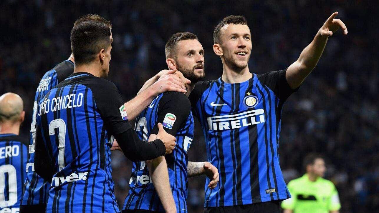 火箭半场战平独行侠，浓眉哥发挥出色（火箭与独行侠半场打成平手，浓眉哥表现抢眼）